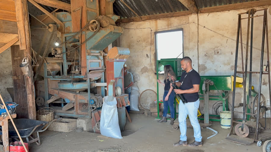 A máquina antiga e a classificadora nova no galpão do sítio